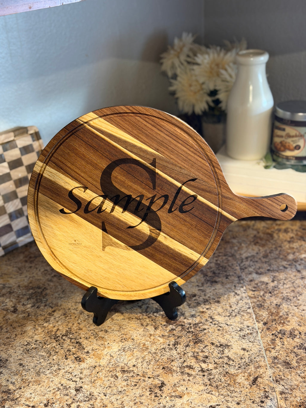 Round Pizza Board with Handle – front view