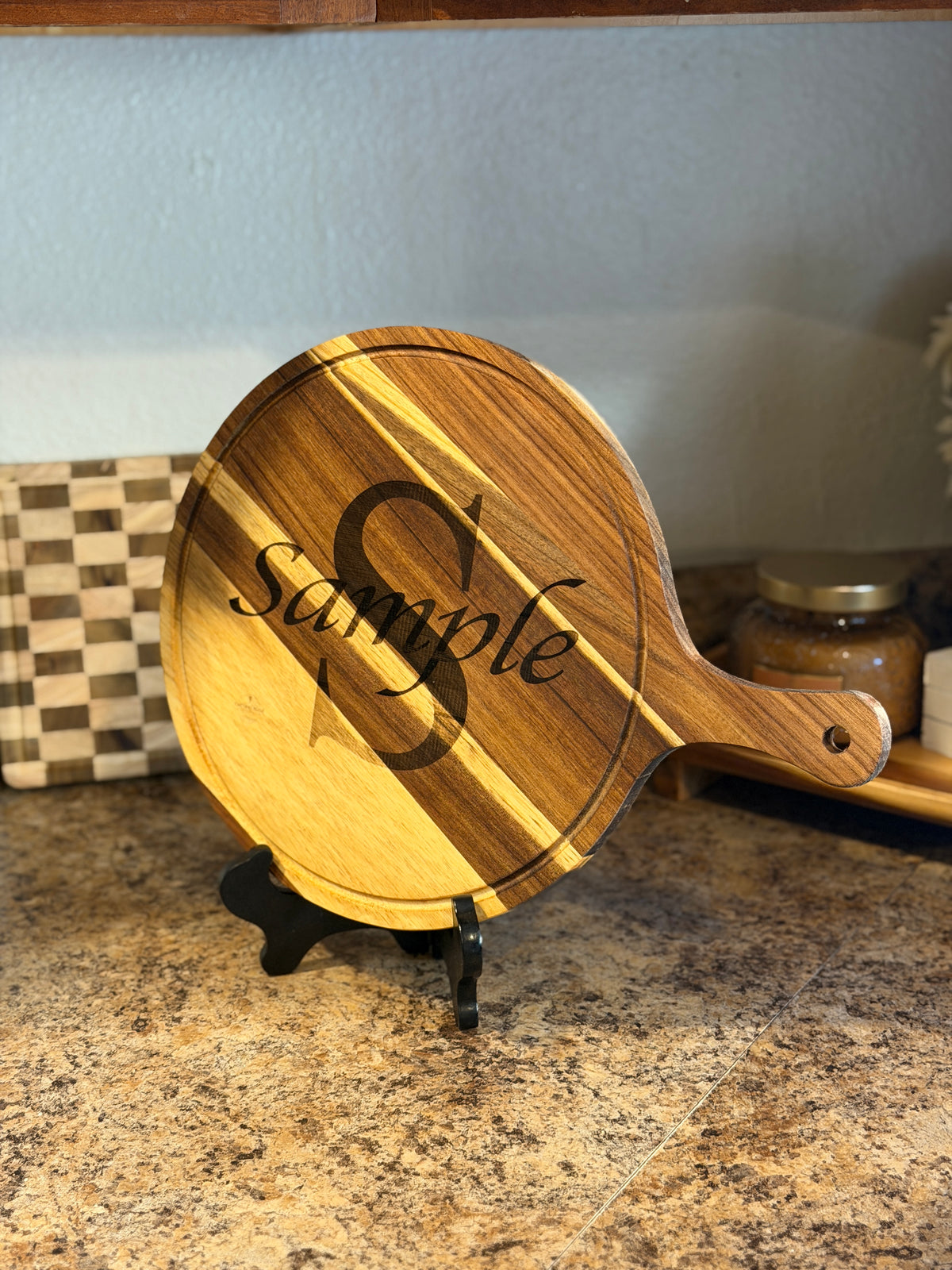 Round Pizza Board with Handle – angle view